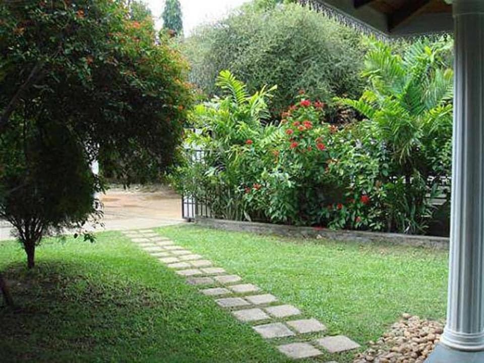 Hotel Sunflower Kataragama Exteriör bild