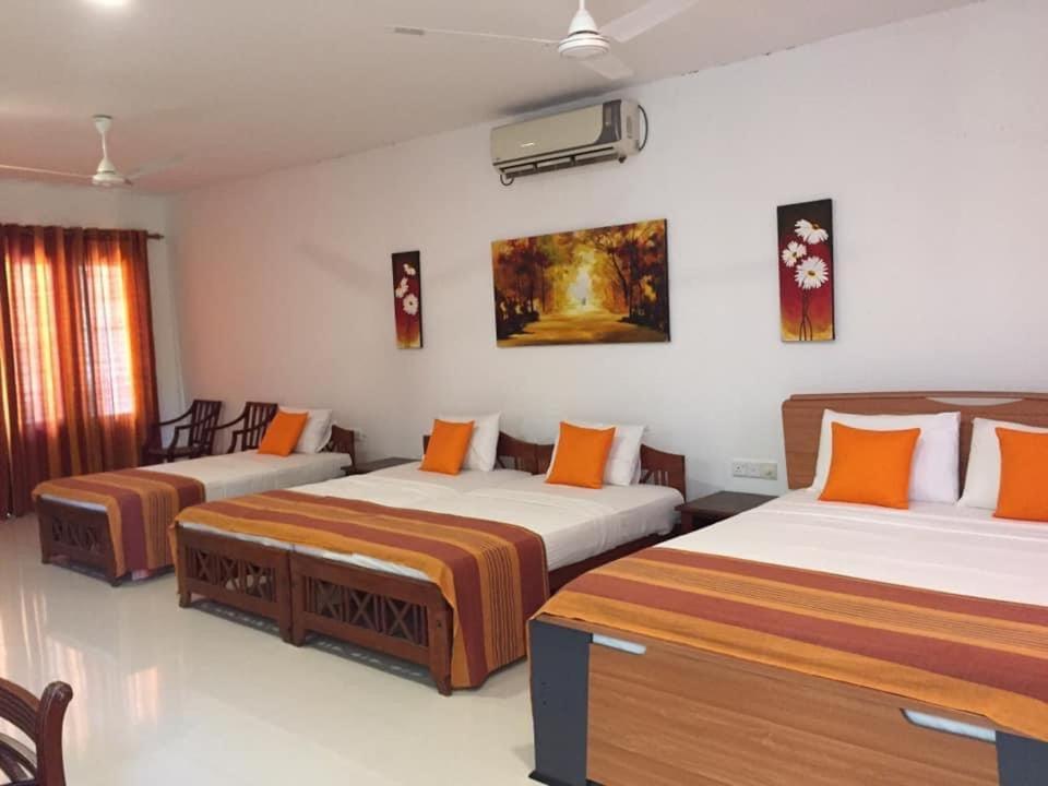 Hotel Sunflower Kataragama Exteriör bild