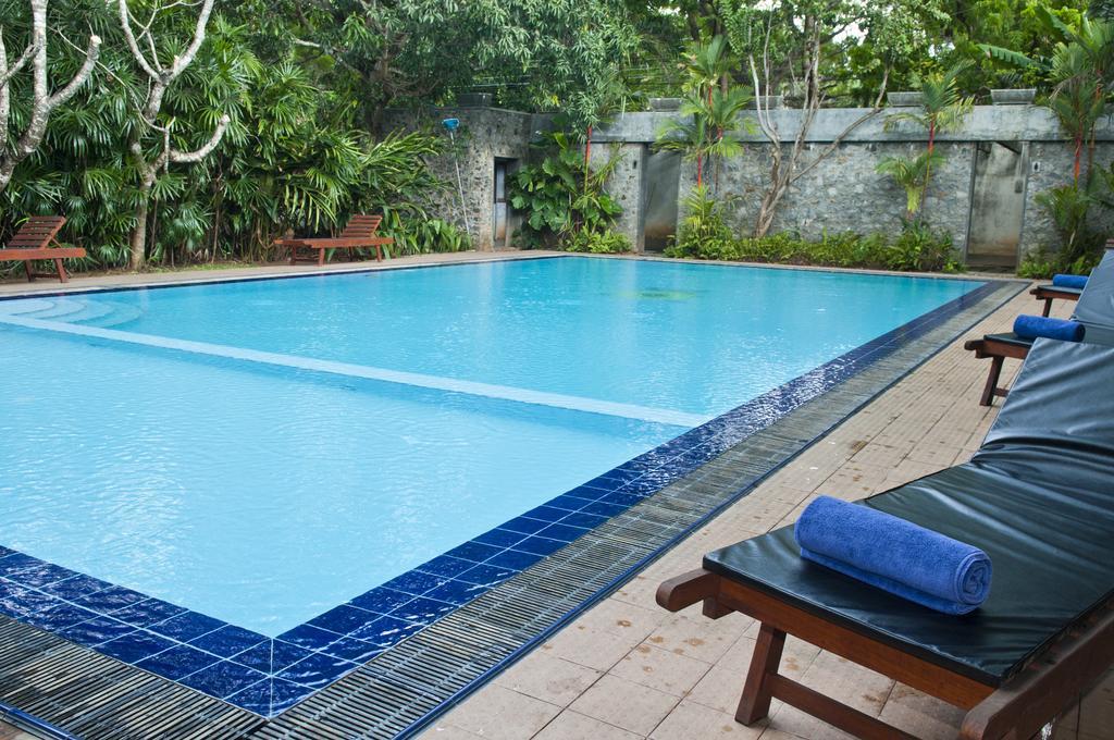 Hotel Sunflower Kataragama Exteriör bild