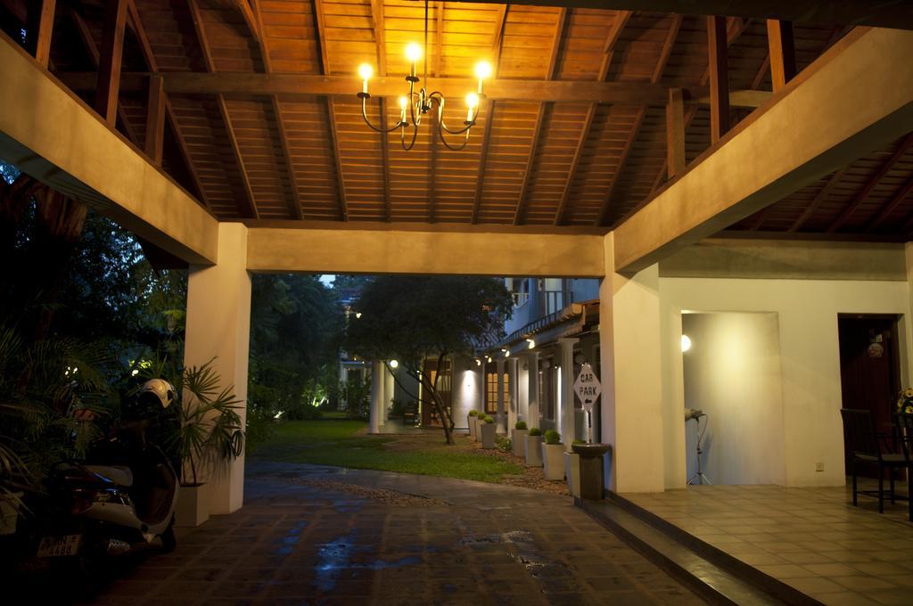 Hotel Sunflower Kataragama Exteriör bild