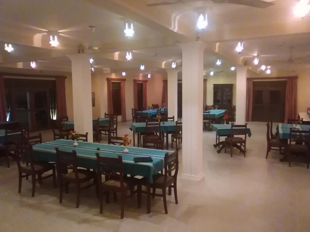 Hotel Sunflower Kataragama Exteriör bild