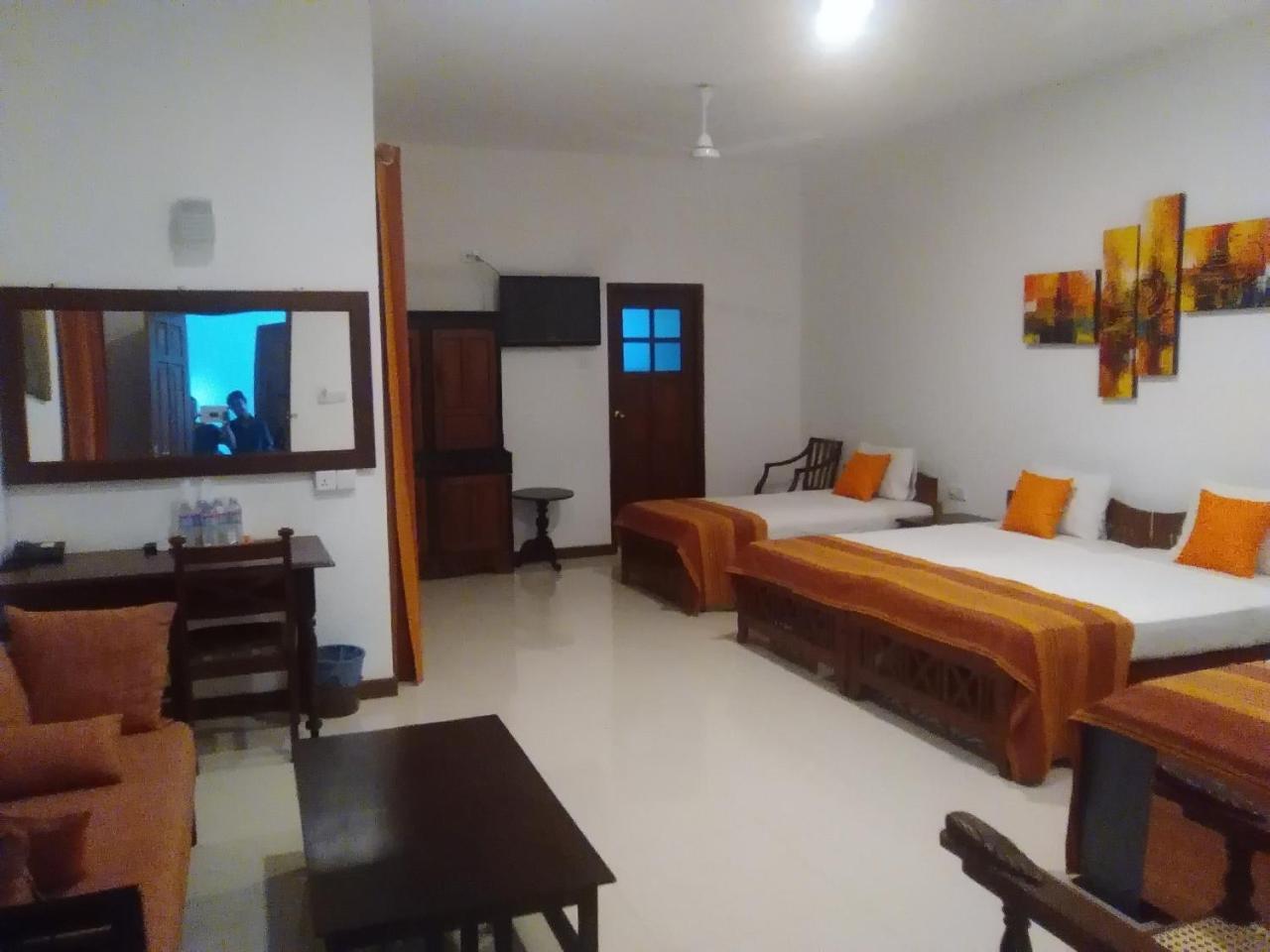 Hotel Sunflower Kataragama Exteriör bild