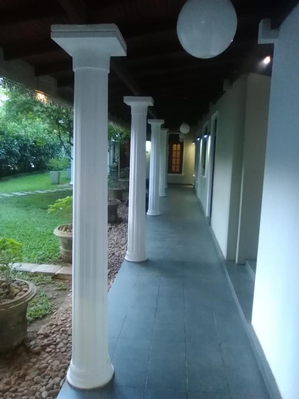 Hotel Sunflower Kataragama Exteriör bild