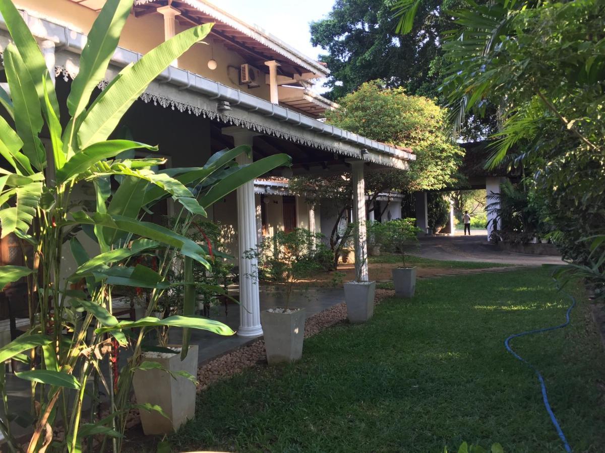 Hotel Sunflower Kataragama Exteriör bild