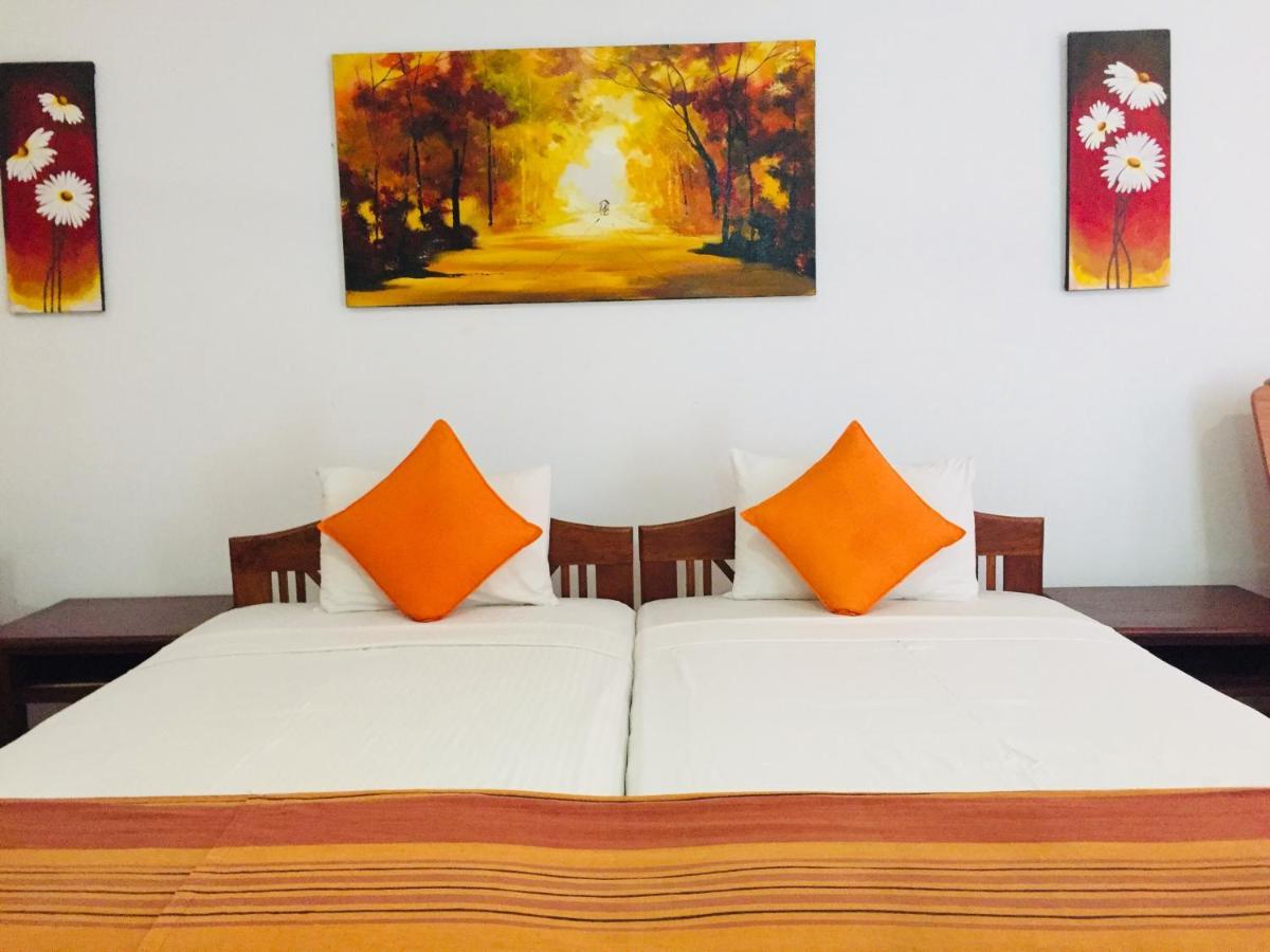 Hotel Sunflower Kataragama Exteriör bild