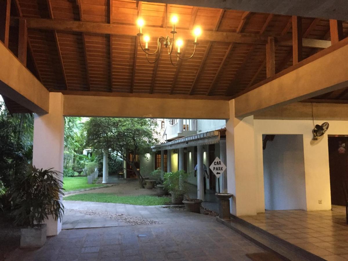 Hotel Sunflower Kataragama Exteriör bild